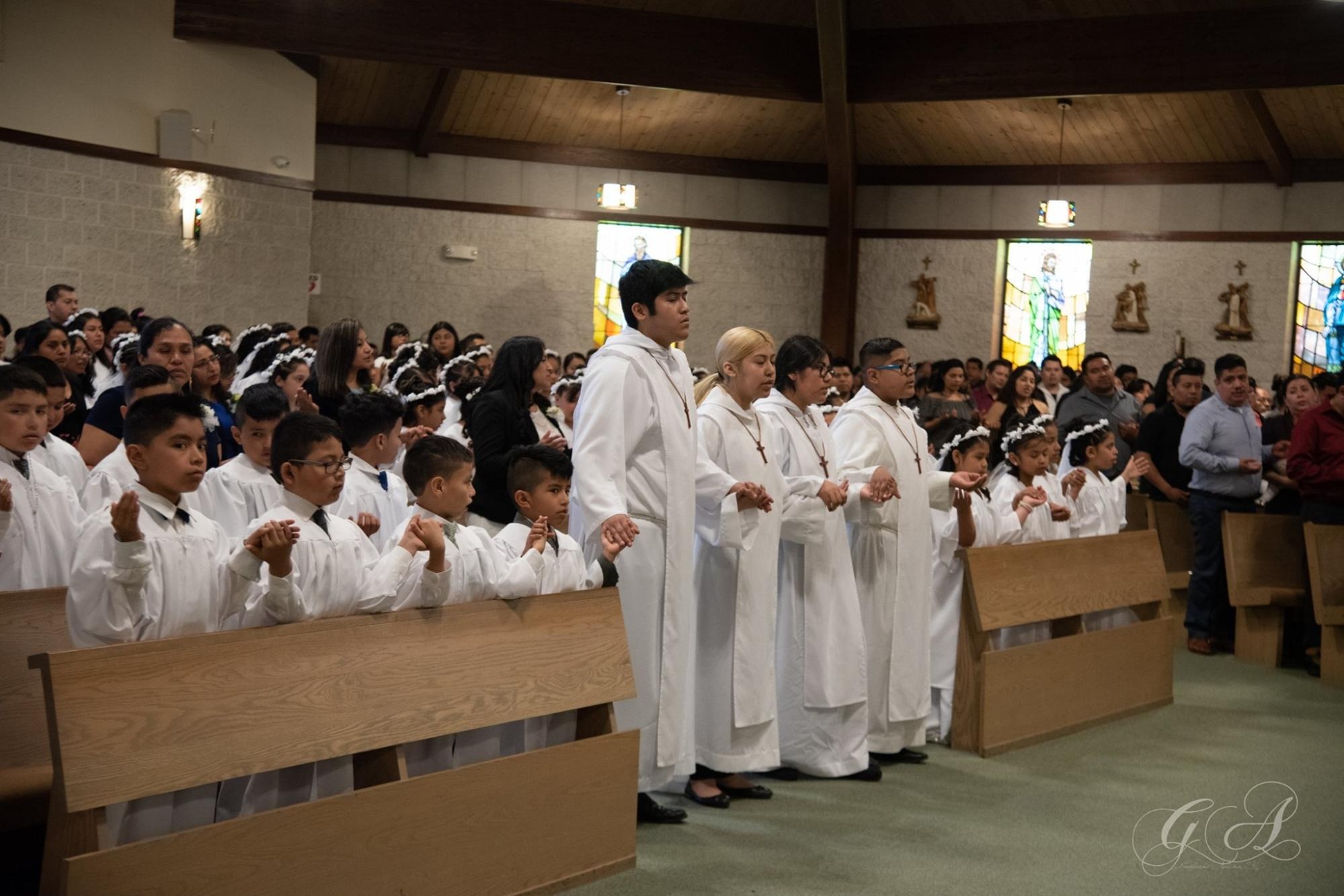 Foto de sacerdotes realizando la comunión.