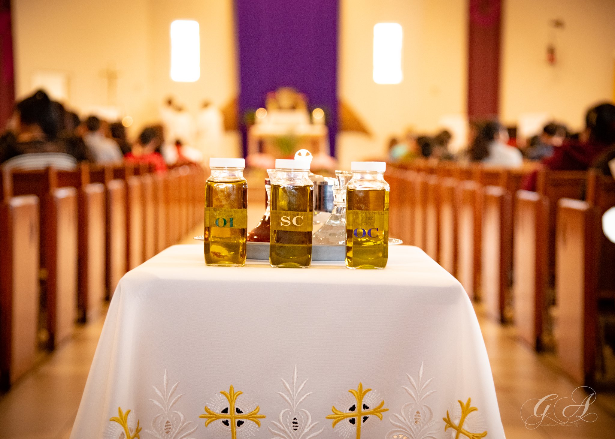 Imagen de velas encendidas sobre una mesa.