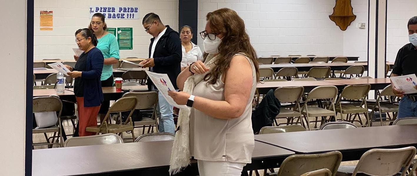 Mujer de pie leyendo un volante