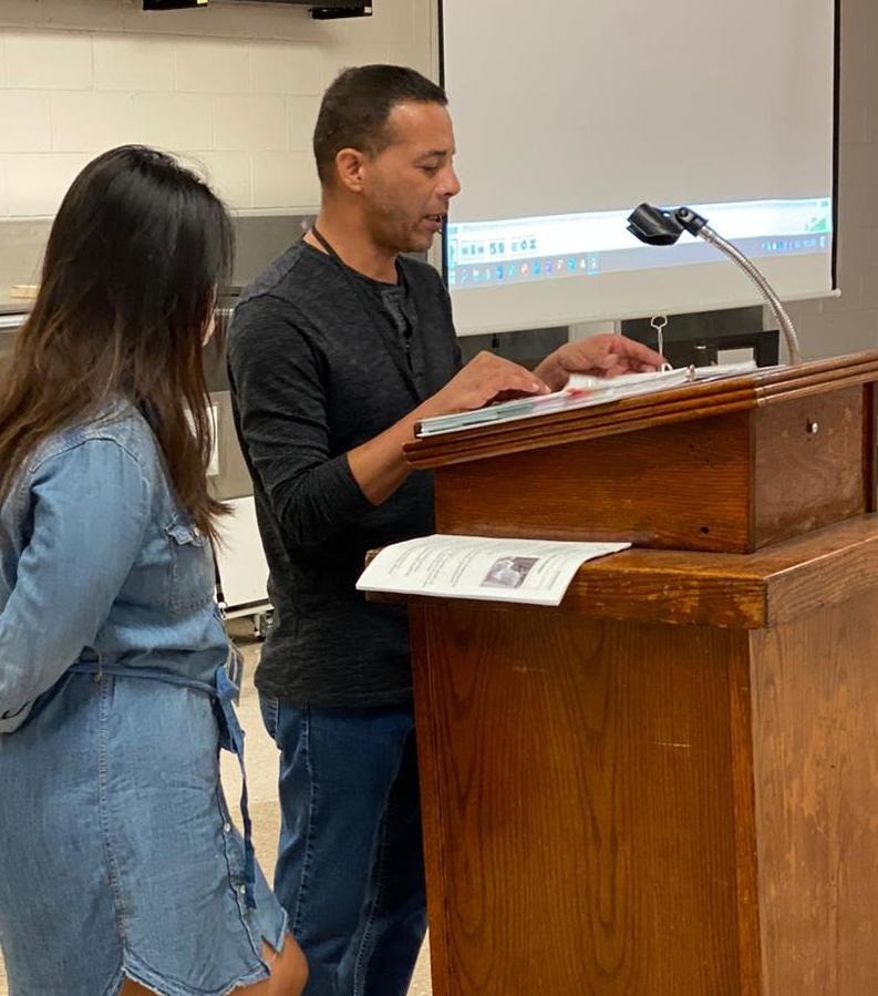 Hombre de pie leyendo un volante