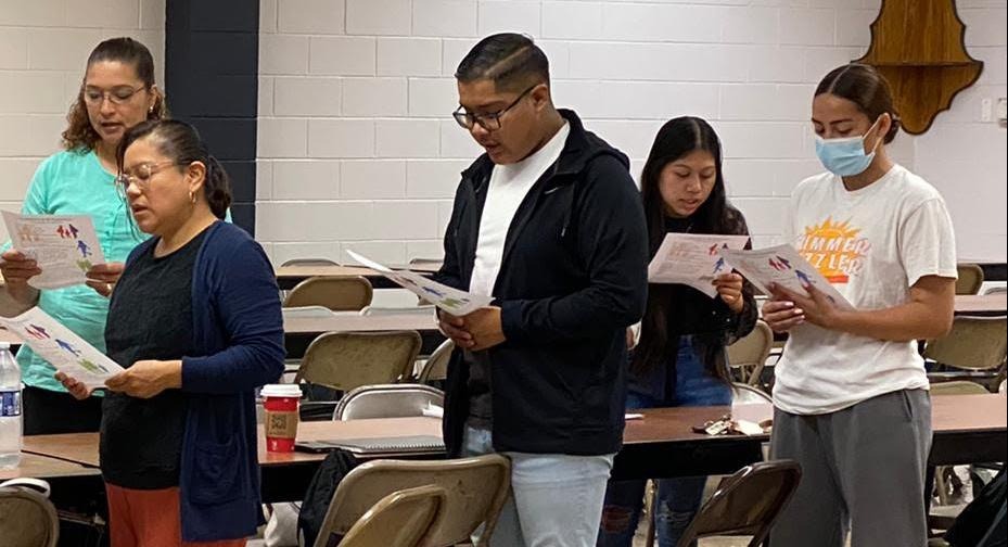 Hombre de pie leyendo un volante